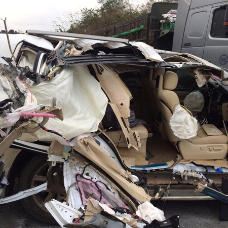 Vụ tai nạn khiến chiếc xe Lexus bị hư hỏng nặng.